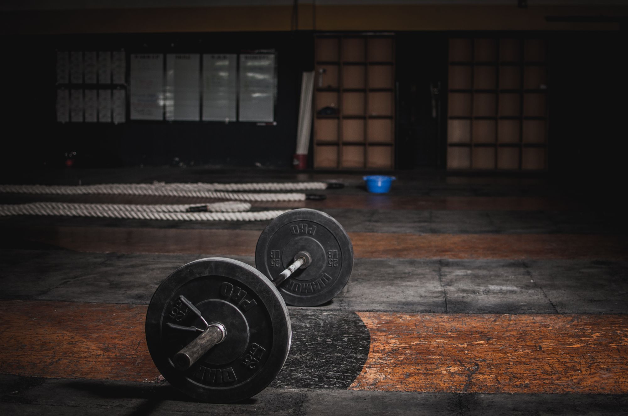 Illustrative training floor and barbell, not an official HYROX venue